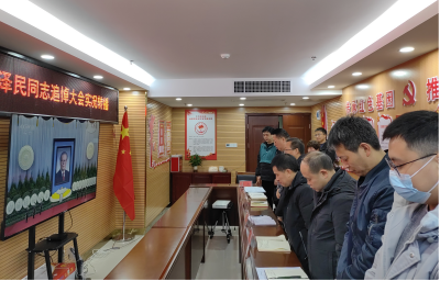 州委党研室集中收看江泽民同志追悼大会实况直播